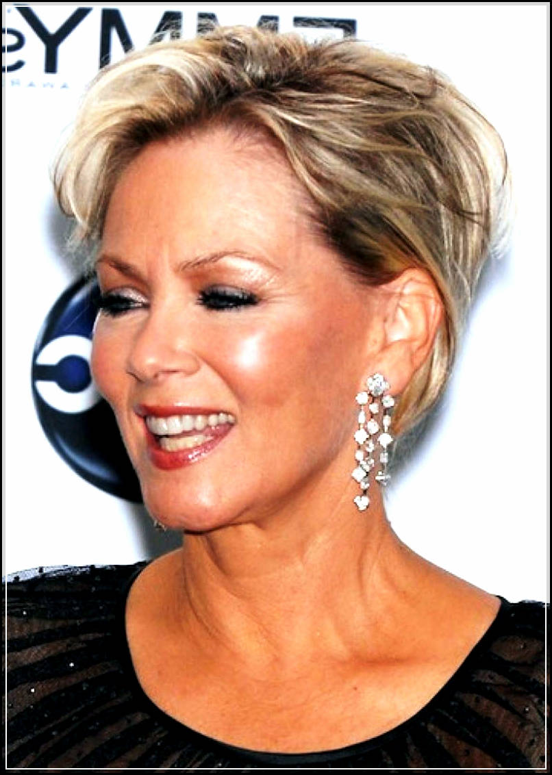 short hairstyles for women over 50_