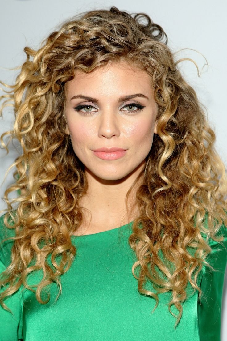 Long hairstyles with curls for a natural appeal and butterfly effect