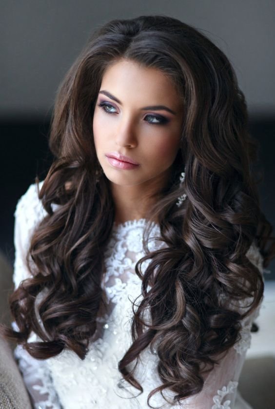 Long brunette hair with a high side partition and curls in the lower half